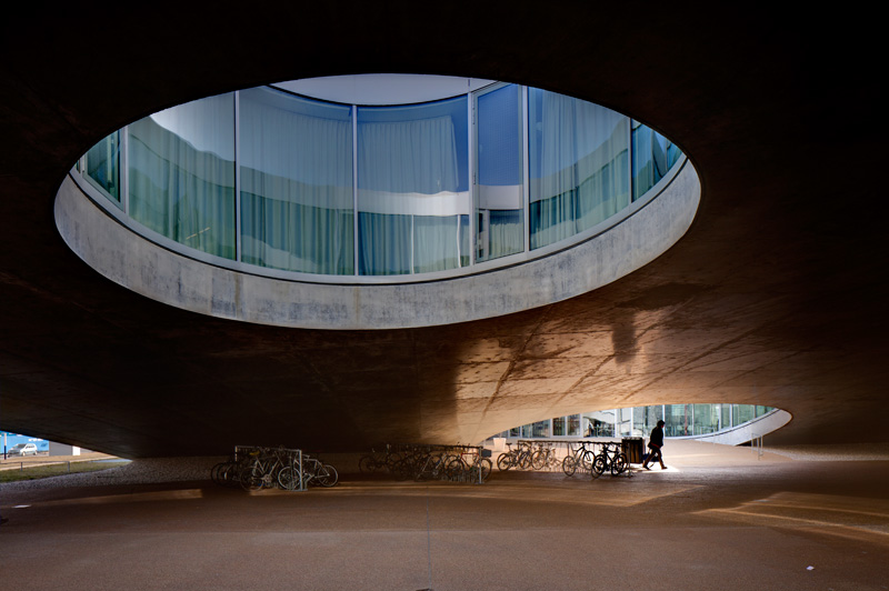 Ecole Polytechnique Federale: Rolex Learning Center (SANAA 2010)
